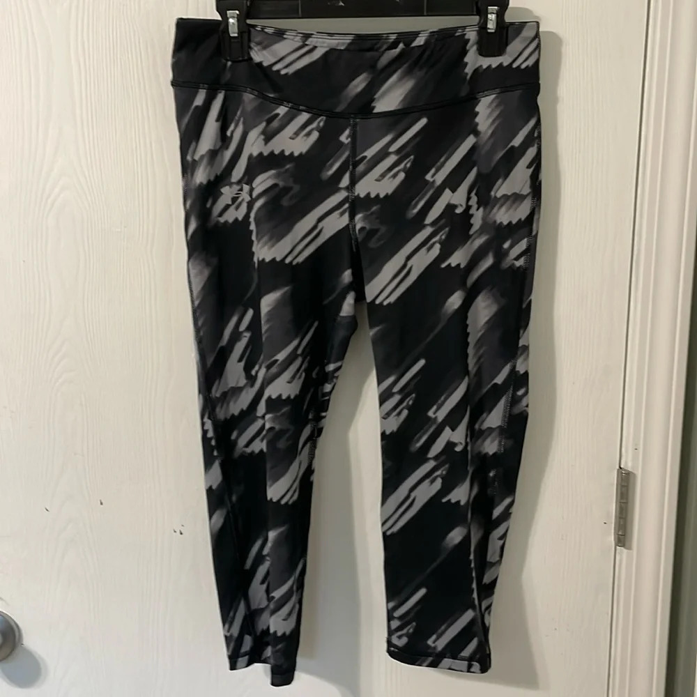 Under Armour Black & Gray Abstract Print Capris